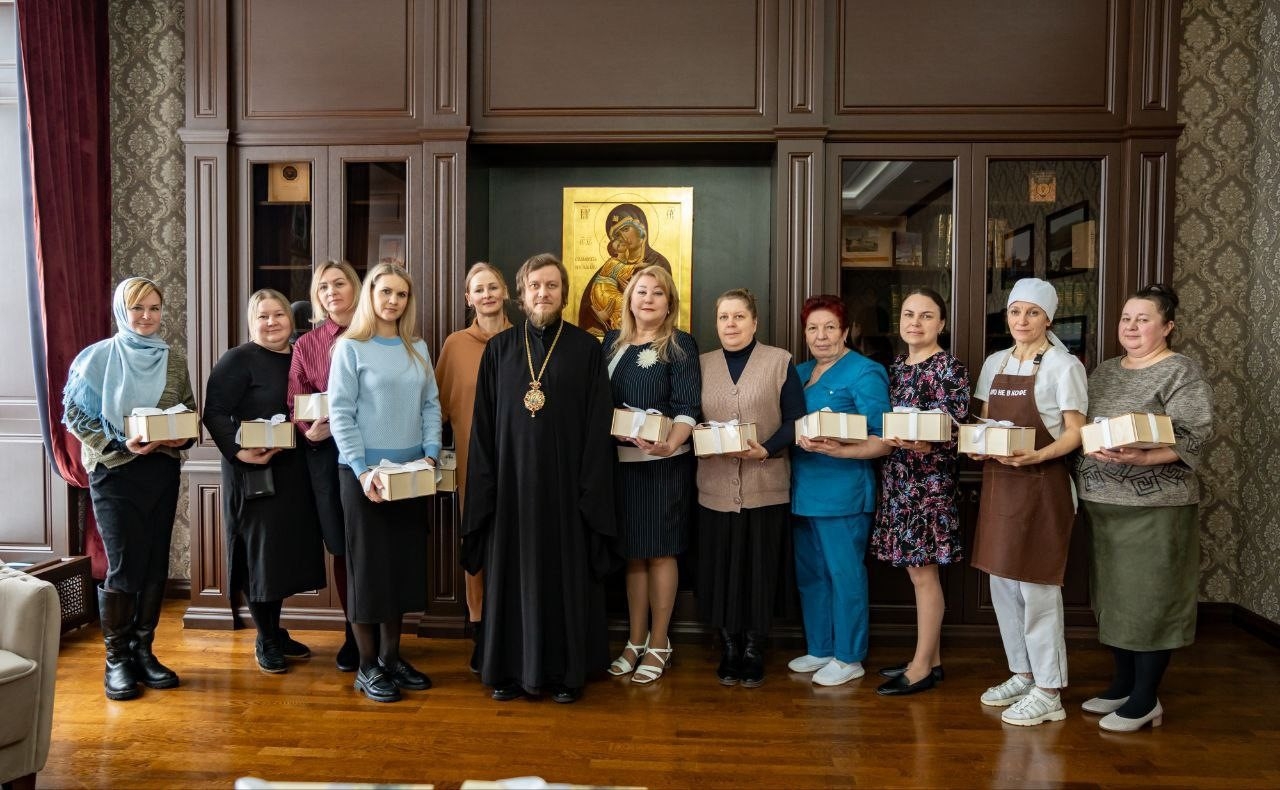 ПОЗДРАВЛЕНИЕ СОТРУДНИЦ ЕПАРХИАЛЬНОГО УПРАВЛЕНИЯ